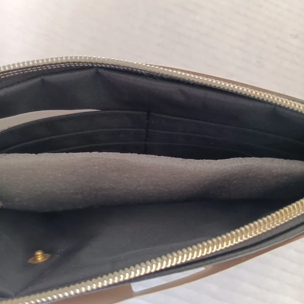 Liz Claiborne Phone Charging Wallet OS Black Pebbled Faux Leather Wristlet